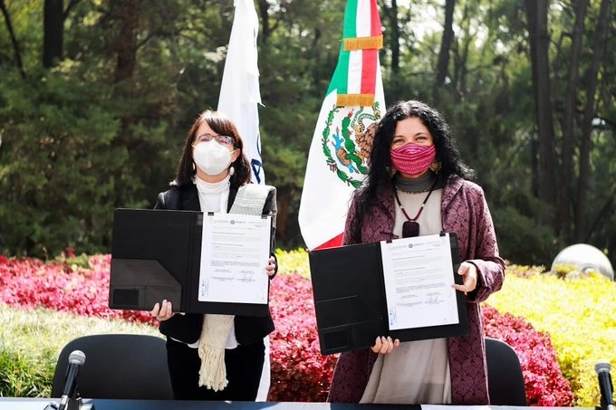Elena Álvarez-Bullya y Alejandra Frausto durante la firma del convenio en el marco de colaboración entre el Conacyt y la Secretaría de Cultura que permitirá establecer proyectos de investigación y colaboración, en el Centro Cultural Los Pinos en la Ciudad de México. Foto tomada del Twitter de @alefrausto