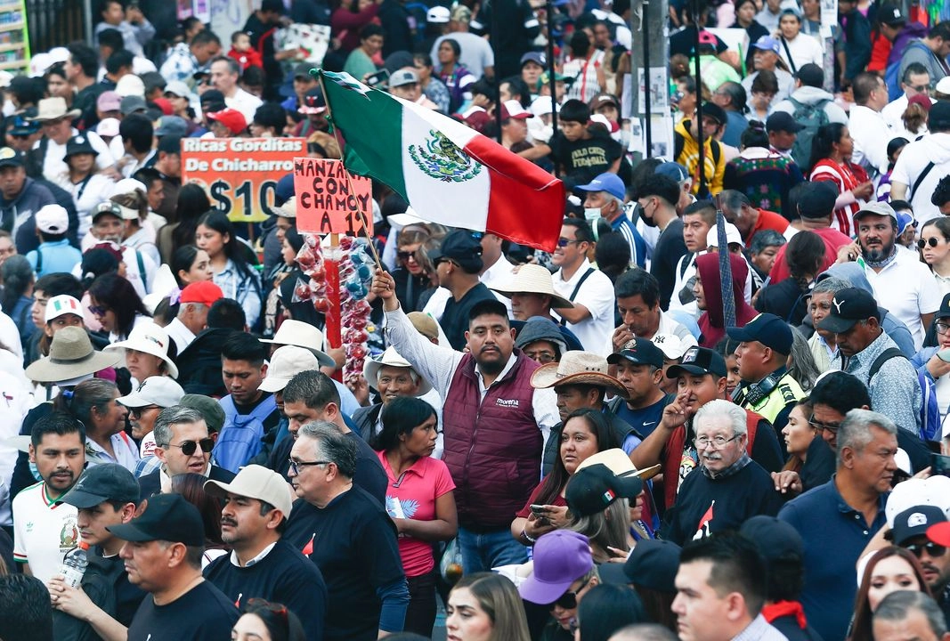 Asistentes a la asamblea informativa en el Zócalo, convocada por la presidenta de México, Claudia Sheinbaum, el 9 de marzo de 2025. Foto 