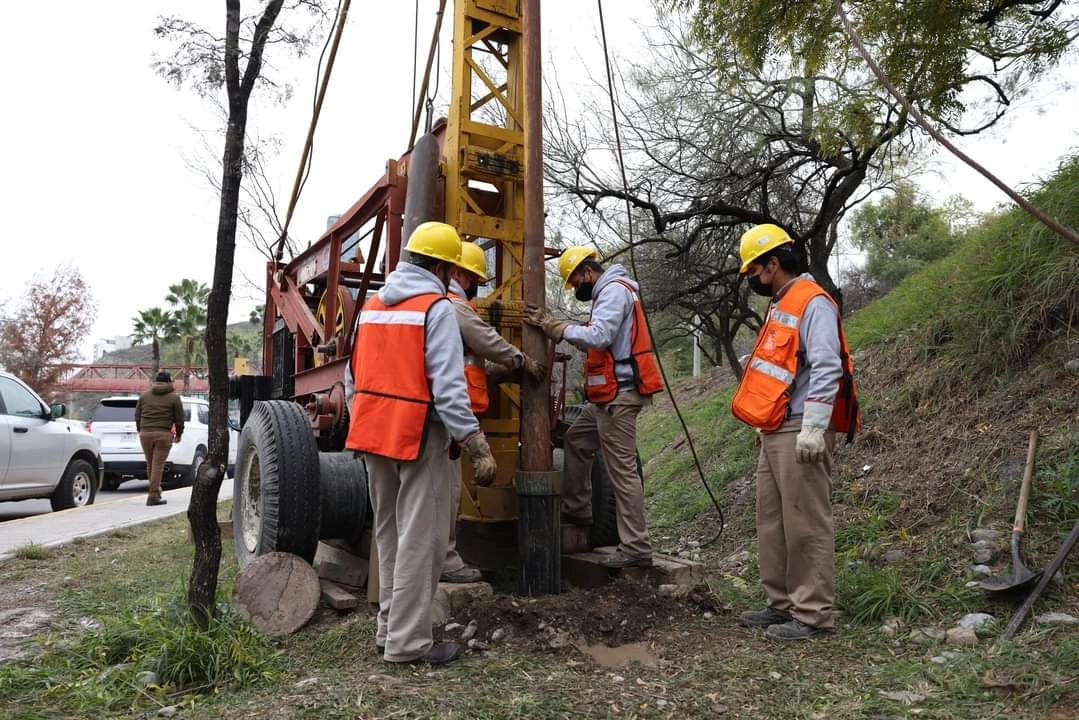 Trabajadores de Servicios de Agua y Drenaje de Monterrey realizan labores para reactivar pozos profundos en Nuevo León, así como para darles mantenimiento y perforar otros, además de reparar fugas. Foto ‘La Jornada’
