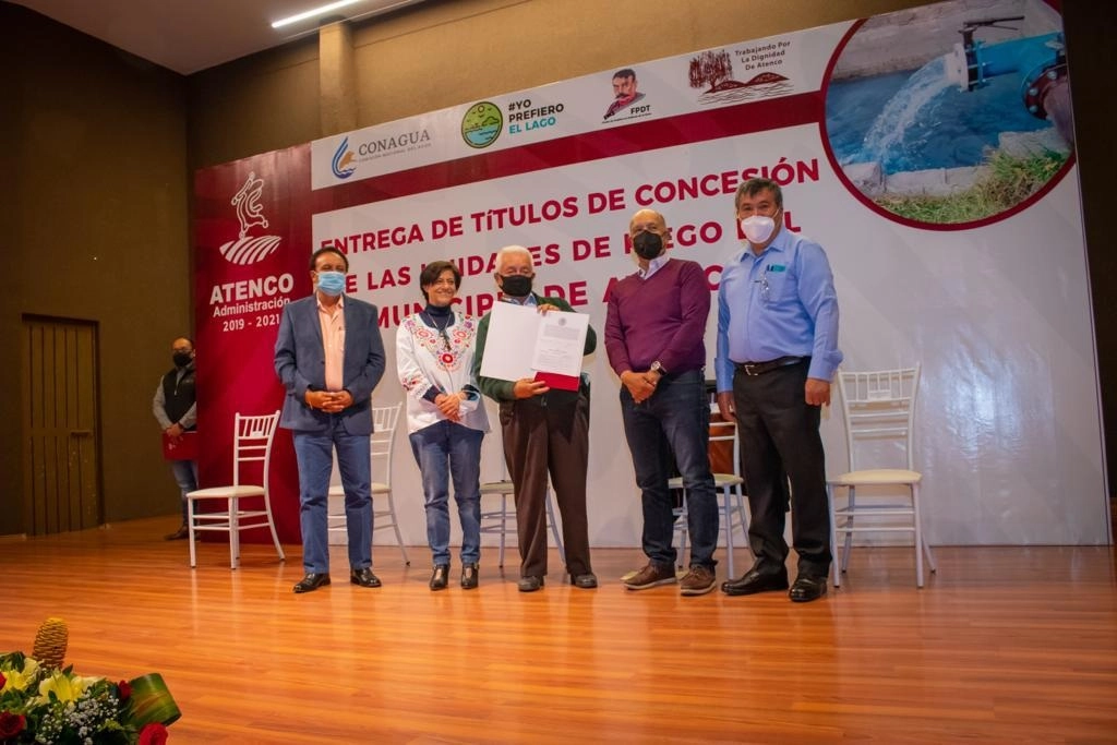 La Comisión Nacional del Agua llevó a cabo la entrega de siete títulos de concesión de unidades de riego del municipio de Atenco que amparan tres millones de metros cúbicos de agua para beneficiar a los campesinos. Foto Javier Salinas Cesáreo