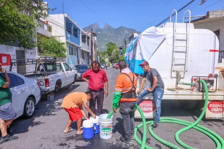 Pipas de Servicios de Agua y Drenaje de Monterrey reparten líquido en la colonia La Estanzuela, en el sur de la capital de Nuevo León. Ayer el organismo informó que sólo cuenta con efectivo en caja para solventar gastos operativos por 15 días. Foto ‘La Jornada’