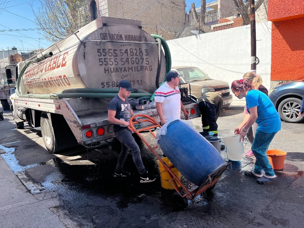 Una pipa suministra agua en la colonia Pedregal de Santo Domingo en la alcaldía Coyoacán, el 7 de febrero de 2024. Foto Luis Castillo