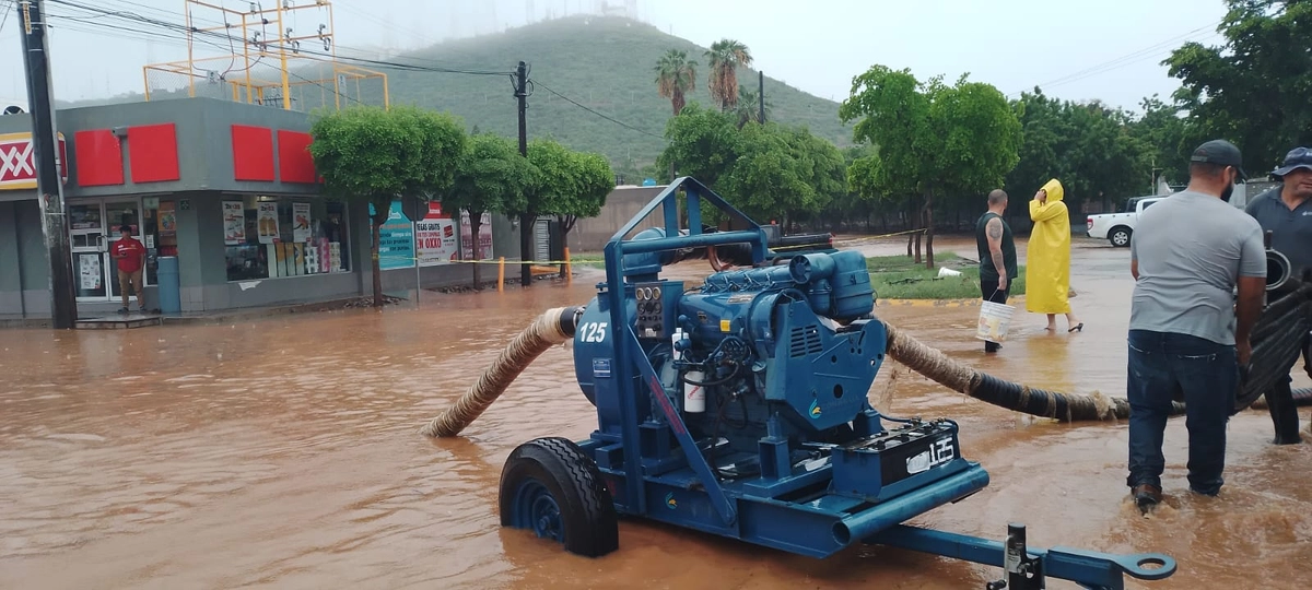 En Baja California Sur, Sinaloa y Sonora se mantiene personal desplegado y equipo para el bombeo de agua estancada, informó la Comisión Nacional del Agua. Foto cortesía 