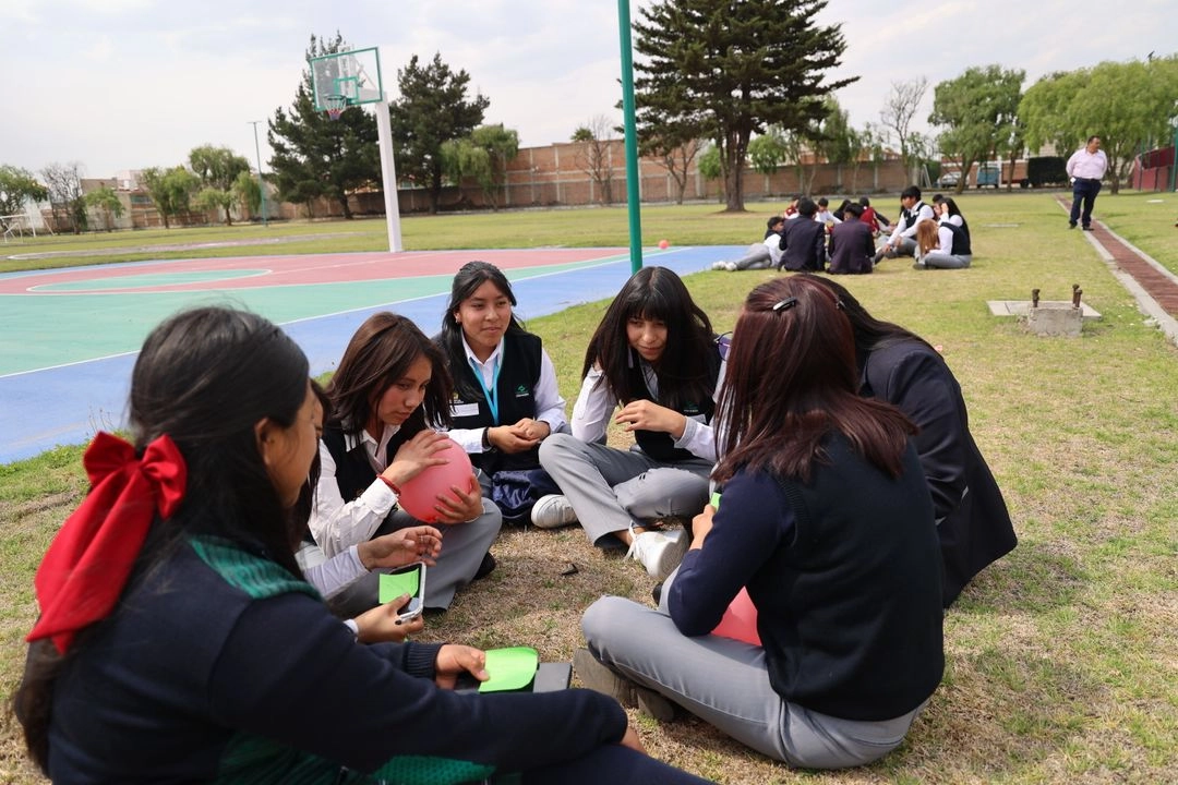 En este programa los alumnos se organizan en clubes donde investigan, escriben, proponen y colaboran de manera voluntaria y pueden discutir sus problemas y los de la comunidad. Las acciones se agrupan en cuatro áreas de trabajo, alineadas a los Objetivos de Desarrollo Sostenible de la ONU y a la Agenda 2030: Personas trabajando por la igualdad; Personas comprometidas con la comunidad, la naturaleza y el medio ambiente; Personas preparadas, productivas e innovadoras y Personas libres, sanas y seguras.

