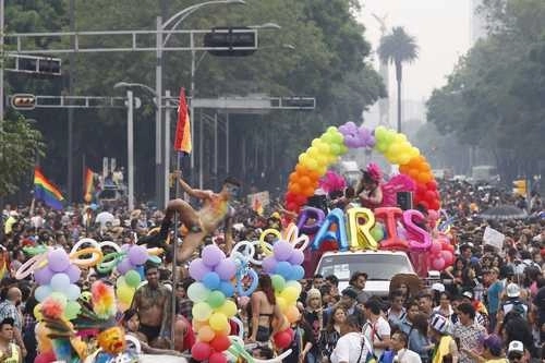 En imagen de archivo, marcha de la comunidad LGBTI+ en la CDMX. Foto Víctor Camacho