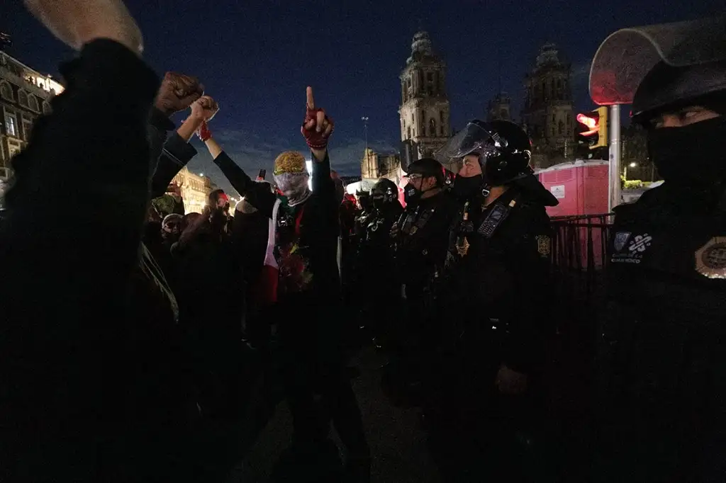 Un grupo de jóvenes intentaron saltar la valla que delimita el plantón que realiza el Frente Nacional Anti-AMLO en el Zócalo. Foto: Roberto García