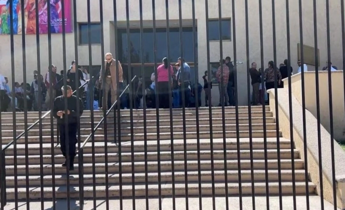 Cerca de las 11:50 horas de este lunes se reportó que había un motín al interior de la prisión estatal por lo que de entrada se realizó el desalojo del personal administrativo de los juzgados y del público que se encontraba en el sitio.