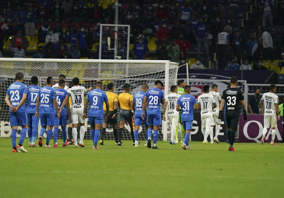 El partido entre celestes y regiomontanos debió suspenderse en dos ocasiones debido a los gritos discriminatorios de la afición azul contra el portero de Monterrey, el 16 de septiembre de 2021. Foto Ap