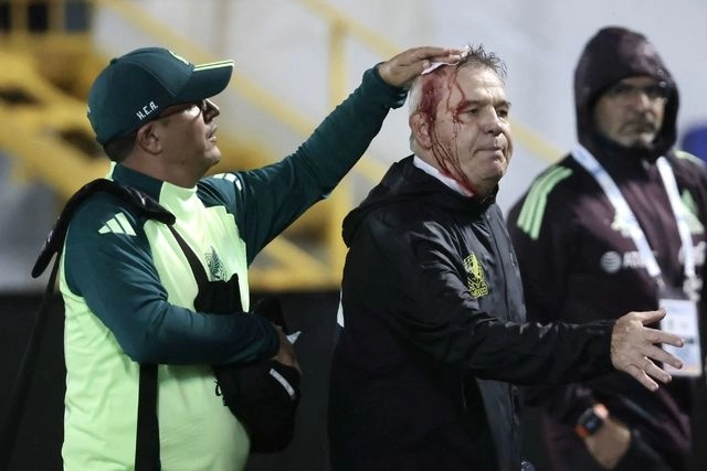 El entrenador de la Selección Nacional, Javier Aguirre (c,der) tras la agresión en el duelo ante Honduras. Foto Afp