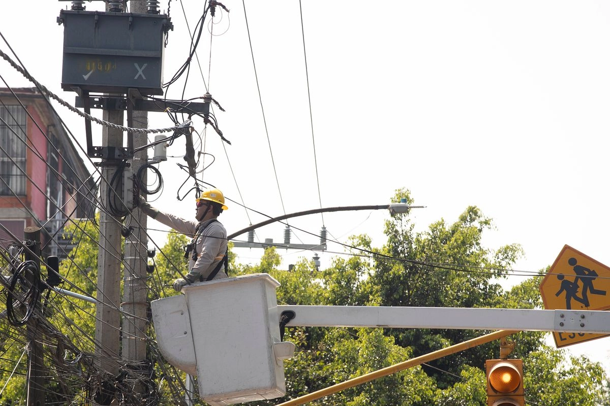Personal de la Comision Federal de Electricidad (CFE) realiza trabajos de mantenimiento en la calle Maestro Rural de la Colonia Casco de Santo Tomas, el 3 de marzo de 2025. Foto 