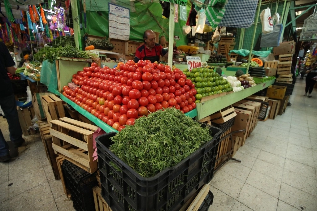 Venta de alimentos en un mercado de la CDMX. Foto María Luisa Severiano