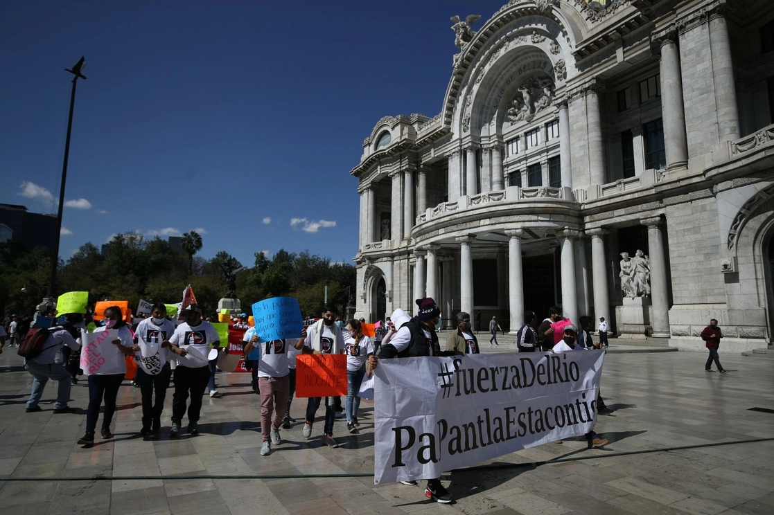 Familiares, amigos y diputados en marcha para exigir la liberación del político. Foto Yazmín Ortega Cortés/ archivo
