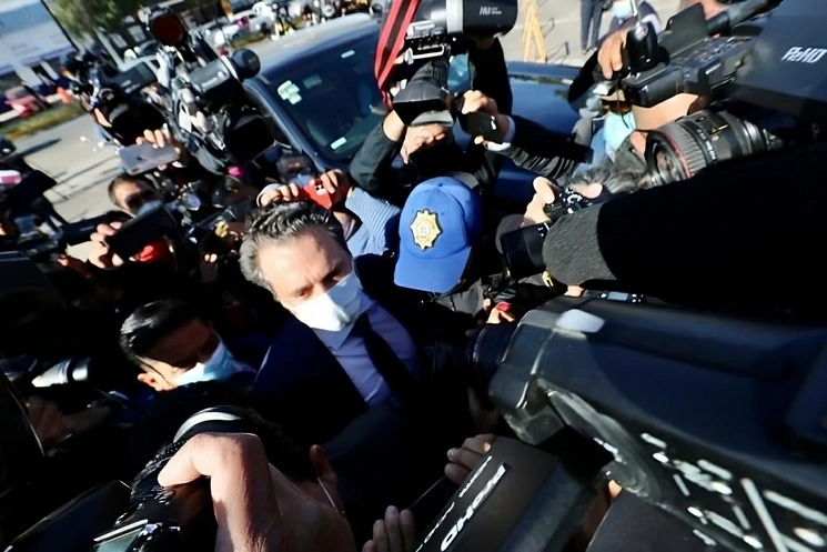Emilio Lozoya Austin, ex director de Pemex, al acudir a comparecer en el Reclusorio Norte previo a quedar preso. Foto Roberto García Ortiz / Archivo