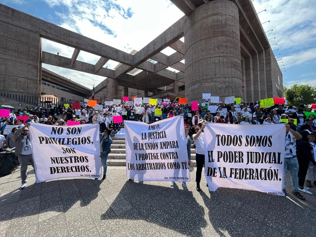Trabajadores del PJF mantienen paro nacional frente a las instalaciones del CJF en la Sede de San Lázaro, en la Ciudad de México, el 20 de octubre de 2023. Foto José antonio López