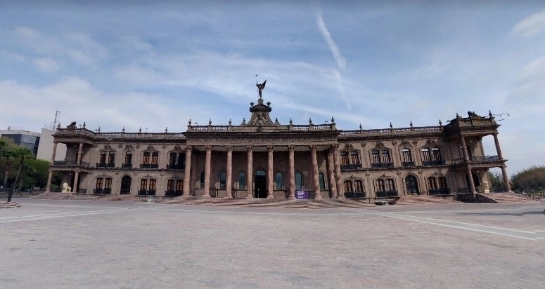 Con diversas lonas y pancartas, los quejosos se pararon sobre las escalinatas de la sede del Ejecutivo para pedir la intervención del gobernador en este caso. Foto tomada de Google Street View