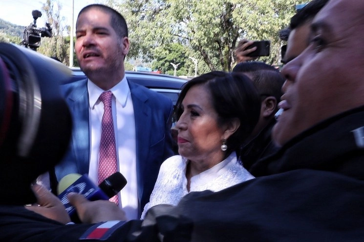 La ex secretaria de Sedesol, Rosario Robles, cuando asistió al juzgado del Reclusorio Sur para declarar, tras lo cual le fue dictada prisión preventiva, en agosto pasado. Foto  Marco Peláez / Archivo 