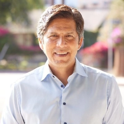 El concejal de Los Ángeles Kevin de León. Foto tomada de la cuenta de Twitter @kdeleon