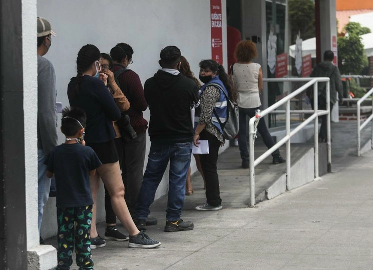 Capitalinos realizan fila para acceder a un banco en la alcaldía Gustavo A. Madero. Foto Yazmín Ortega Cortés