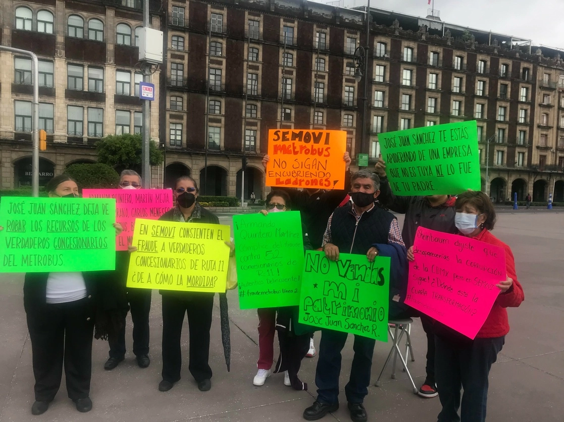 Los concesionarios del Metrobús Línea 2, protestaron ante la posibilidad de que vendan la empresa. Foto Bertha Ramírez