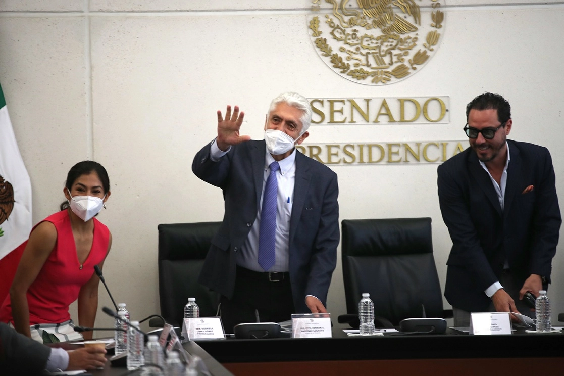 Reunión de trabajo que sostuvieron ayer el titular de la Conagua, Germán Martínez Santoyo (centro), y la Comisión de Recursos Hidráulicos del Senado. En la imagen, los senadores Gabriela López y Raúl Paz, presidente del órgano legislativo. Foto José Antonio López