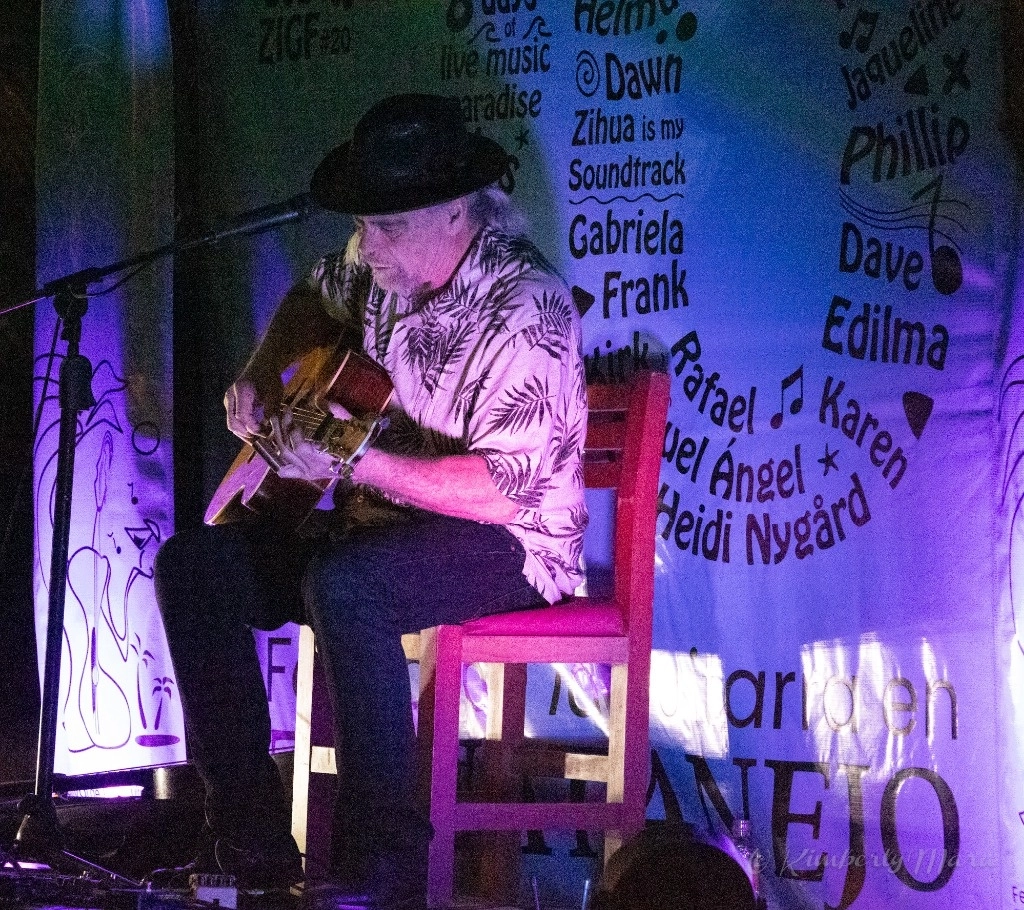 Nick Vigarino fue uno de los intérpretes que participaron en la edición 20 del Festival Internacional de Guitarra de Zihuatanejo. Foto Tomada de https://www.facebook.com/zihuafest/