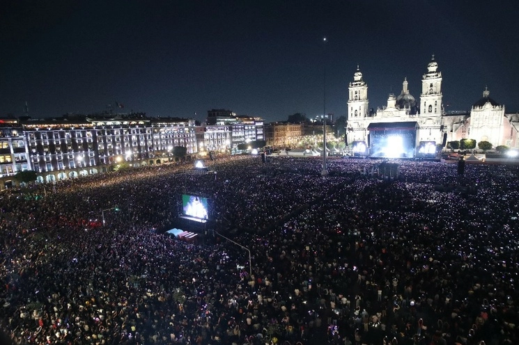 La derrama económica de mil 150 millones de pesos obtenida por el concierto de Rosalía viene de “la gente que asistió al concierto y gastó un promedio de 500 pesos desde la salida de su casa hasta la llegada”, informó la Canaco. Foto María Luisa Severiano