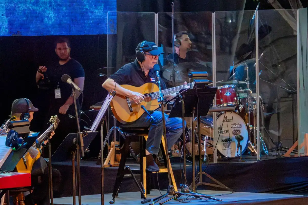 El cantautor cautivó por dos horas a sus seguidores quienes celebraron sus 55 años de trayectoria. Foto
