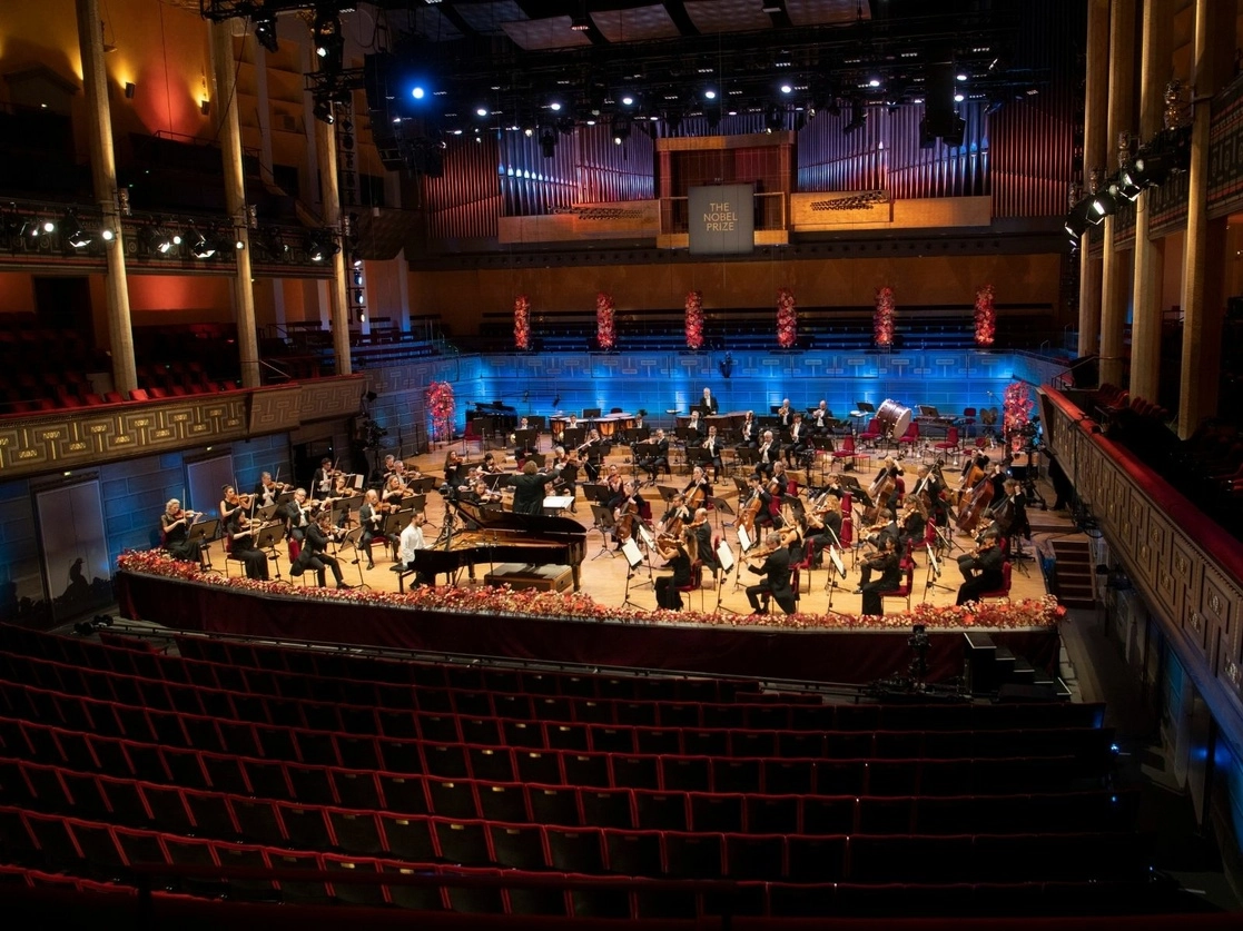 Aunque se realizó sin espectadores presenciales, por primera vez el Concierto del Nobel se transmitió en vivo con acceso a todo el mundo. Foto Afp