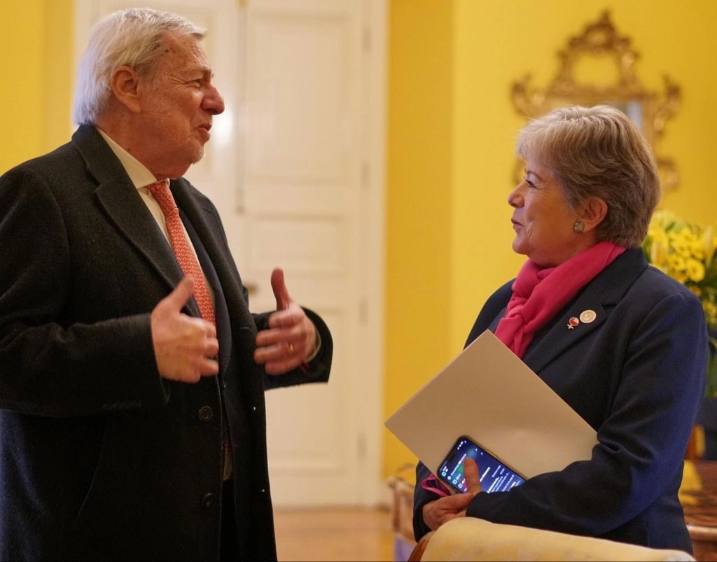 La Secretaria de Relaciones Exteriores, Alicia Bárcena, saluda a su homólogo de Chile, Alberto Klaveren, durante su visita al país por el 25 aniversario del TLC entere ambas naciones. Foto tomada de X @aliciabarcena