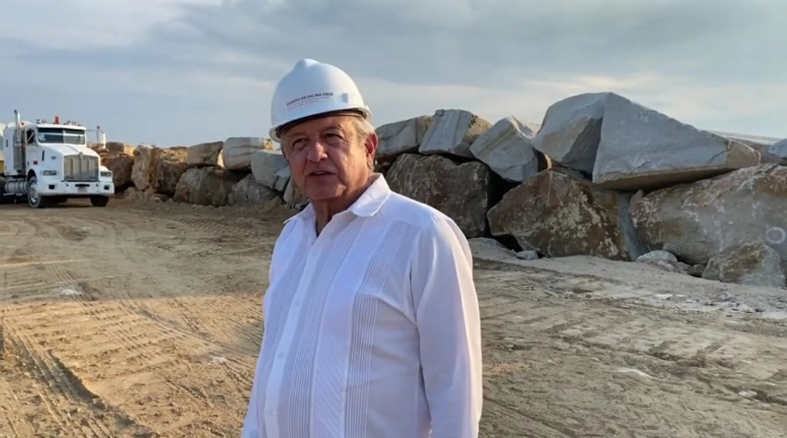 Andrés Manuel López Obrador concluyó su gira de supervisión de las refinerías de Tabasco, Veracruz y Oaxaca, así como de los avances de la construcción del tren del Istmo y del rompeolas en Salina Cruz. Foto tomada de la cuenta de Facebook @lopezobrador.org.mx
