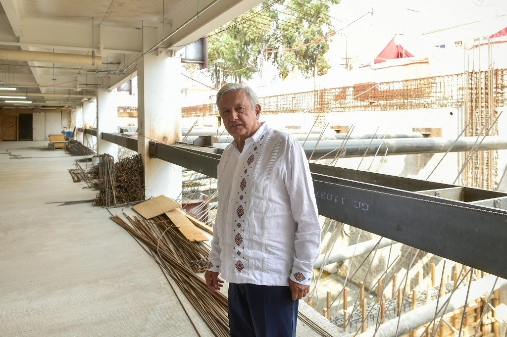 Acompañó la información con fotografías, una de la reunión de trabajo con funcionarios del Seguro Social y miembros del Ejército, a cuyo cargo está la edificación del nuevo inmueble. 
Foto @lopezobrador_