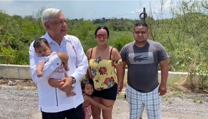 “Estamos en el tramo de Pánuco a Tampico, supervisando estas carreteras que están abandonadas desde hace mucho tiempo”, explicó en un breve mensaje que difundió en sus redes sociales el presidente Andrés Manuel López Obrador. Foto tomada de su cuenta de Facebook