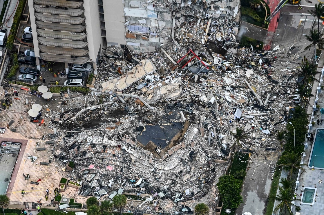 Imagen aérea del derrumbe parcial del complejo ‘Champlain Towers’, en Miami, Florida, ocurrido la noche del 24 de junio. Foto Afp/Archivo 