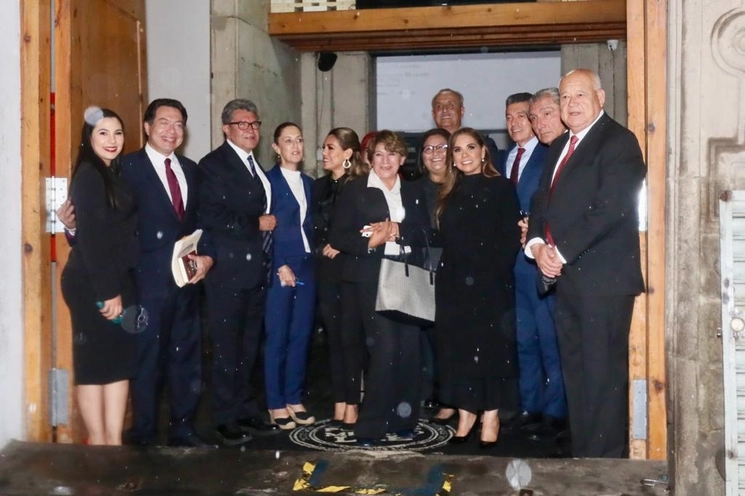 Morenistas al término de la cena en el restaurante El Mayor, ubicado en el Centro Histórico de la CDMX. Foto Roberto García