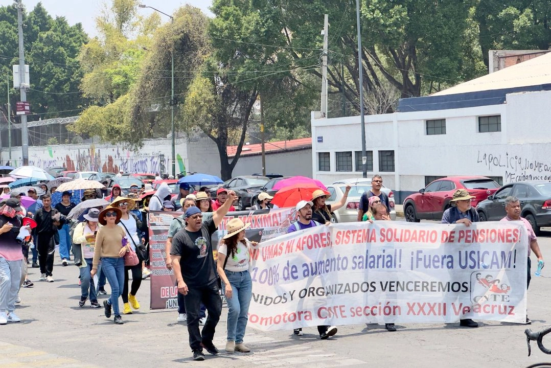 Maestros de la CNTE se retiran de la Cámara de Diputados, tras realizar un mitin para exigir aumento salarial y la abrogación de la Ley del Issste y de la reforma educativa, en la Ciudad de México, el 22 de mayo de 2025. Foto 