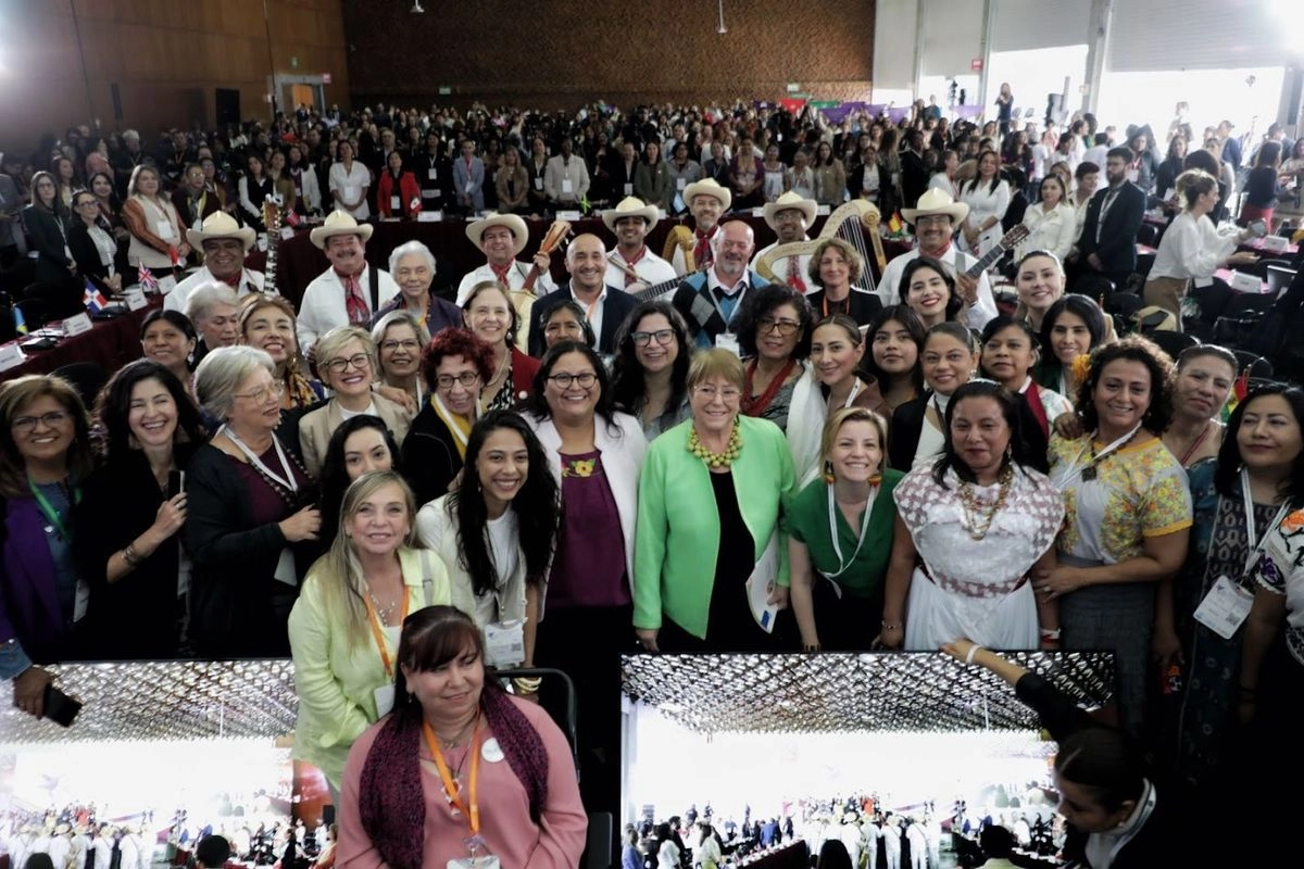 La ex presidenta de Chile, Michelle Bachelet (de verde, al centro), tras su participación en la conferencia “Memoria y futuro: a 50 años de la Primera Conferencia Mundial sobre la Mujer", en el último dia de la XVI Conferencia Regional sobre la Mujer de América Latina y el Caribe realizado en el Centro Cultural Tlatelolco, el 15 de agosto de 2025. 