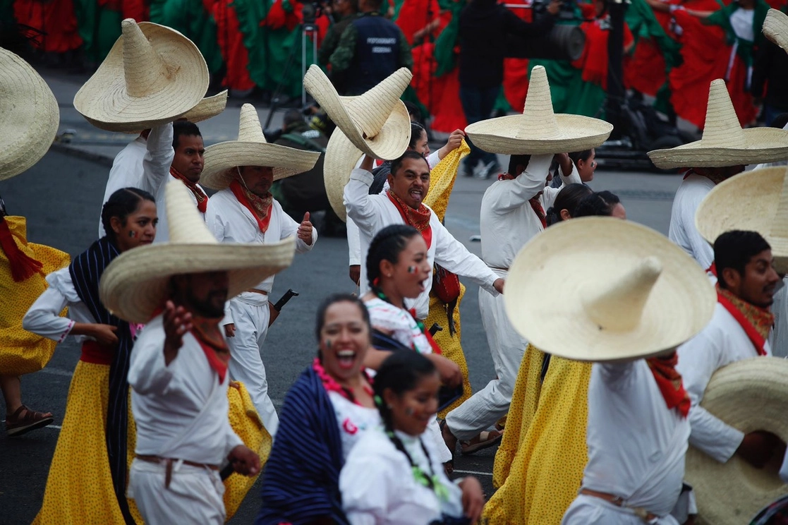 Elementos de las Fuerzas Armadas caracterizados de personajes revolucionarios participan en el desfile conmemorativo del 112 aniversario de la Revolución Mexicana, en CDMX, el 20 de noviembre de 2022. Foto Cristina Rodríguez




