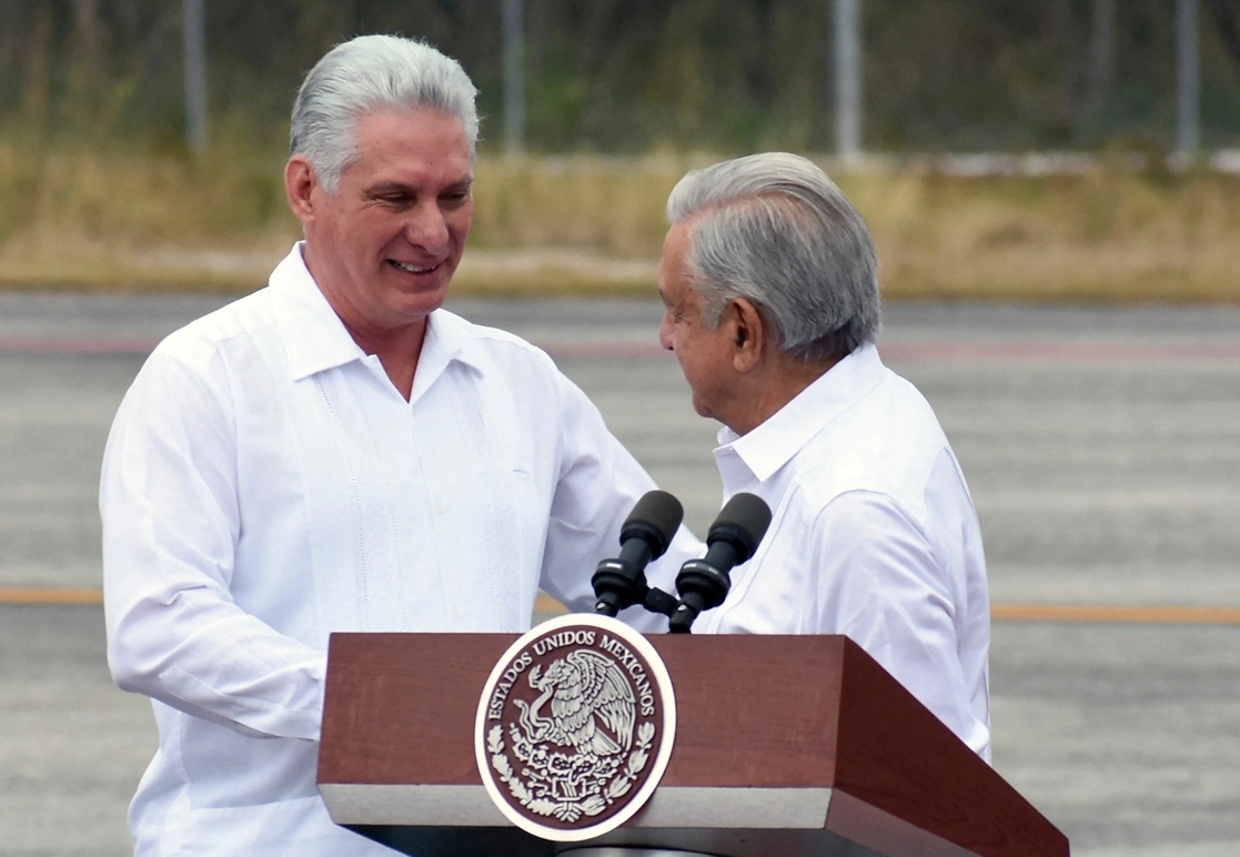 El presidente Andrés Manuel López Obrador y su par cubano, Miguel Díaz-Canel, ayer en el Aeropuerto Internacional de Campeche. Foto Afp 
Alonso Urrutia, enviado 