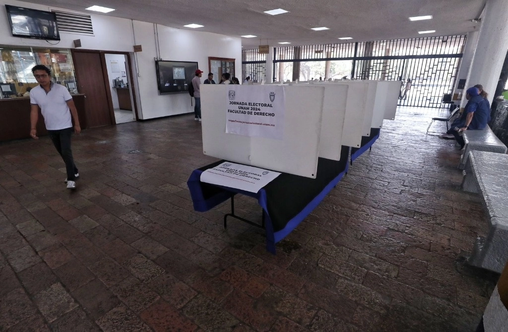 Urnas electrónicas en la Facultades de Derecho y Economía, colocadas en espacios para que estudiantes pueden emitir su voto para elegir consejeros universitarios, en la Ciudad de México, el 2 de mayo de 2024. Foto Marco Peláez