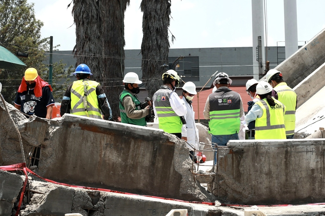 El peritaje en la zona cero para conocer las causas del desplome de una trabe en la interestación en Tezonco-Olivos de la línea 12 del Metro de la CDMX concluyó por parte de los especialistas de la empresa noruega DNV y la Fiscalía General de la ciudad de México. Foto Luis Castillo