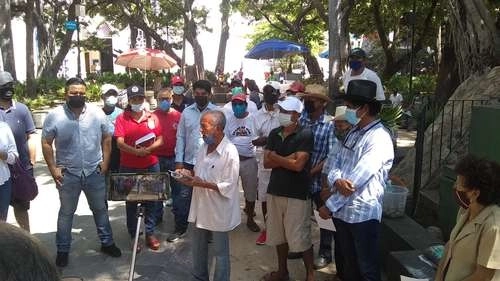 Integrantes de organizaciones sociales, durante una protesta en el zócalo de Acapulco para exigir la aparición con vida de Vicente Suástegui. Foto Héctor Briseño/ Archivo