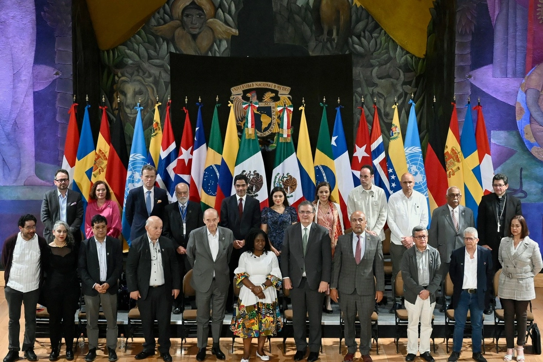 Los puntos principales de los acuerdos son impulsar una mayor participación de la ciudadanía en Colombia, con carácter vinculante, así como el avance en un pacto de cese al fuego bilateral para aliviar las condiciones humanitarias de la población que se encuentra en la zona de conflicto. La firma y ceremonia se realizó en el Antiguo Colegio de San Ildefonso. Foto: Afp