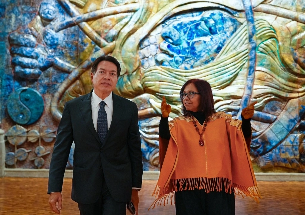 Mario Delgado y Leticia Ramírez Amaya durante el proceso de entrega - recepción. Foto del perfil de X del actual titular de la dependencia