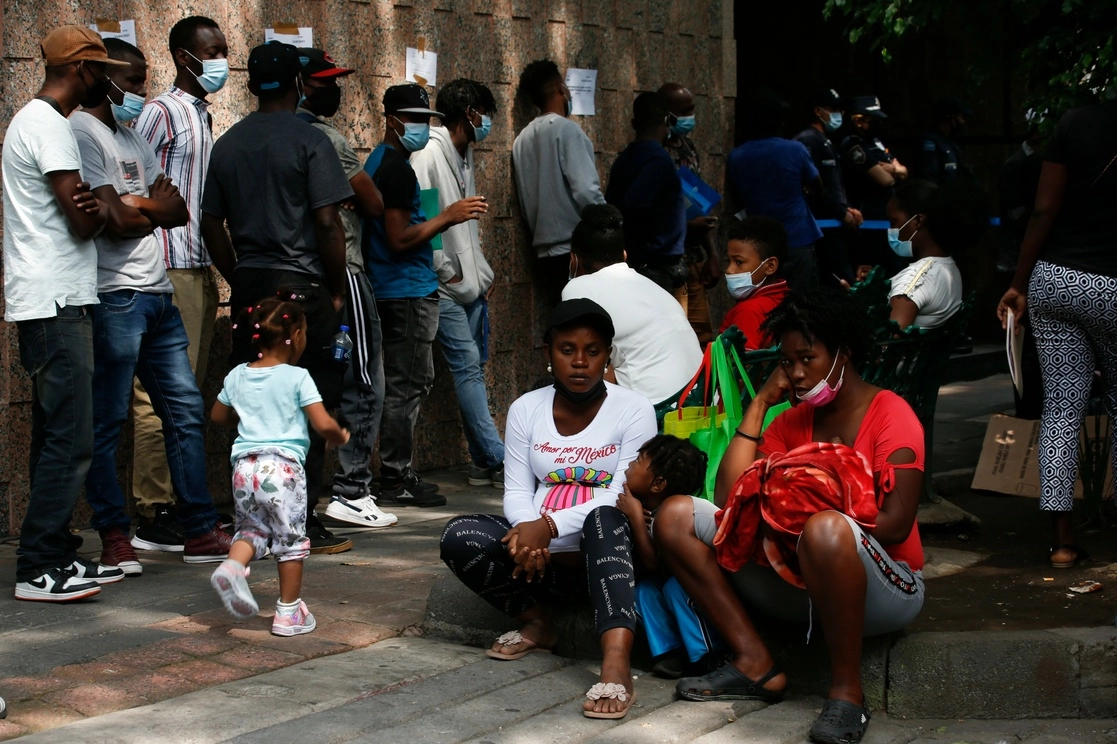 Haitianos esperan para ser atendidos en la Ciudad de México. Foto Alfredo Domínguez