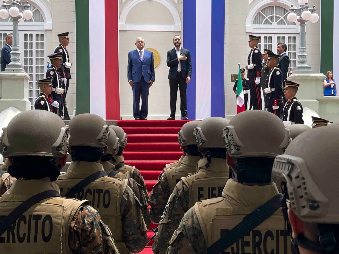 El presidente Andrés Manuel López Obrador y su homólogo salvadoreño, Nayib Bukele durante la ceremonia de bienvenida en la Casa Presidencial en San Salvador. Foto cortesía Presidencia