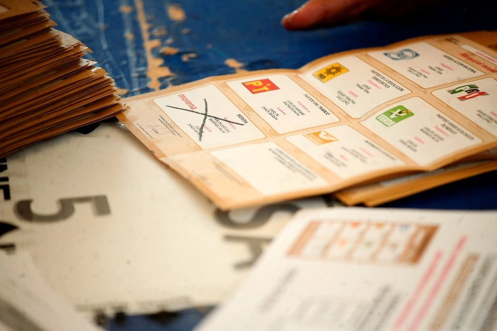 Trabajadores del INE como representantes de partidos políticos revisan las boletas con los votos, el 6 de junio de 2024. Foto Cristina Rodríguez