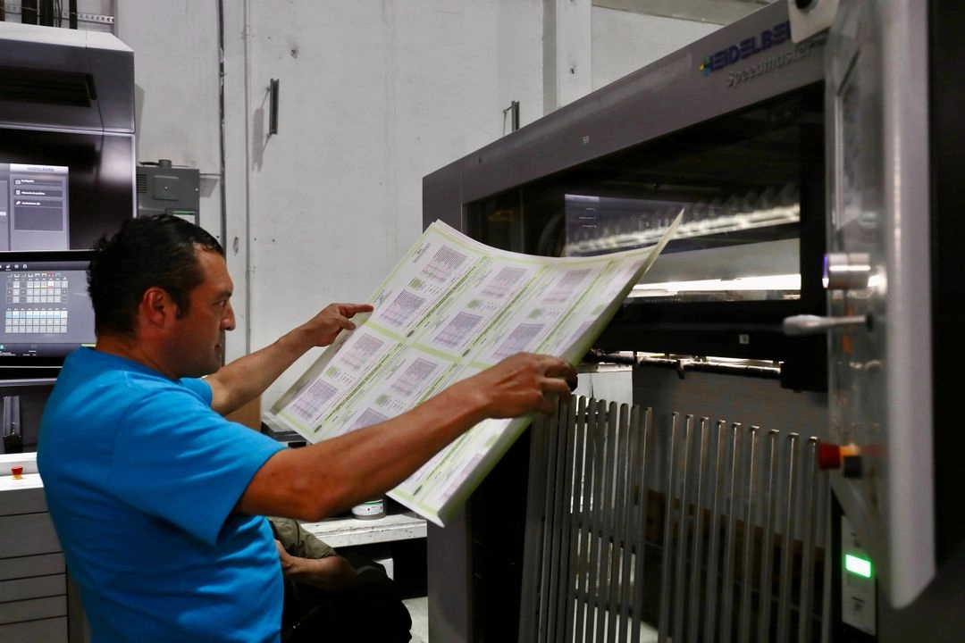La distribución de las boletas a las entidades federativas iniciará mañana 30 de abril y concluirá el 17 de mayo de 2025. El INE contará con el apoyo de la Defensa, la Marina y de la Guardia Nacional para la
custodia durante el traslado. 