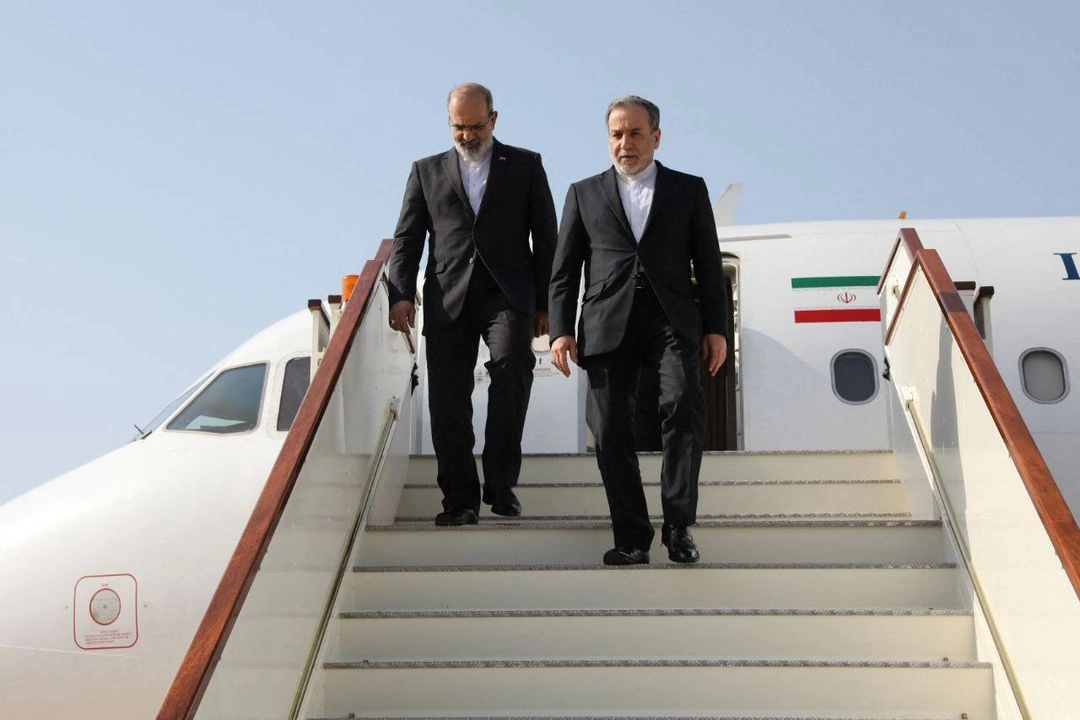 El canciller iraní, Abbas Araghchi (derecha), bajando las escaleras de su avión a su llegada a Mascate, Omán, previo a las conversaciones con EU sobre el programa nuclear de Teherán, el 25 de abril de 2025. 