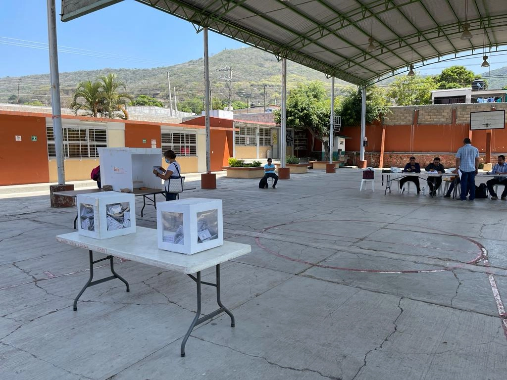 Maestros de la sección 7 de Chiapas acuden a votar en escuelas primarias de la comunidad de Ocozocoautla, a 30 minutos de la capital chiapaneca. Foto Laura Poy 