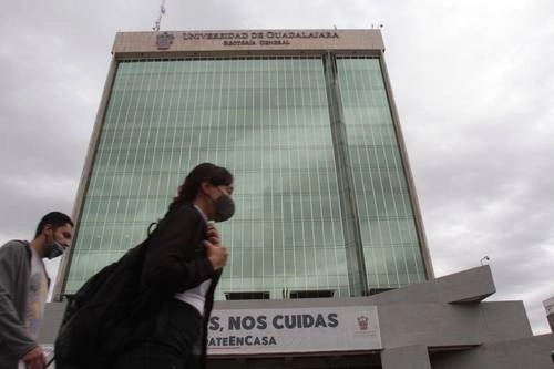 Raúl Padilla informó que la Feria Internacional del Libro de Guadalajara representa hoy día 16 por ciento del mercado editorial del país. Foto Arturo Campos Cedillo